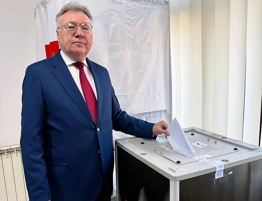 САРАЈЕВО, 20. СЕПТЕМБРА /СРНА/ - У Амбасади Русије у БиХ јутрос је отворено бирачко мјесто за гласање на изборима за чланове Државне думе Федералне скупштине Руске Федерације.