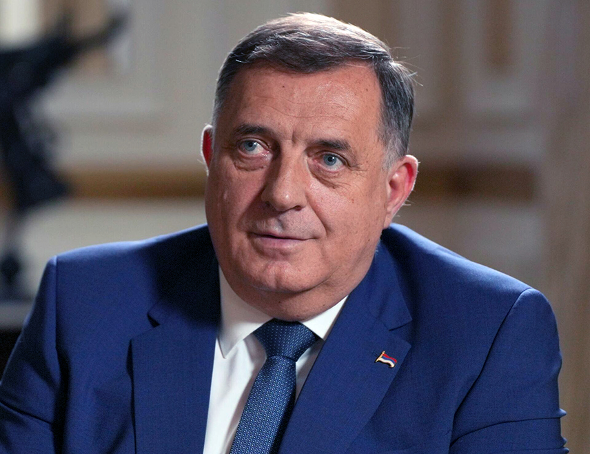 БЕОГРАД, 20. СЕПТЕМБРА /СРНА/ - Предсједник СНСД-а Милорад Додик изјавио је да је Република Српска направила корак уназад када су у Сарајеву прошле године поново почели да причају о рату и о другом полувремену, али да ће узвратити политичким ударцем, од којег се неће опоравити.