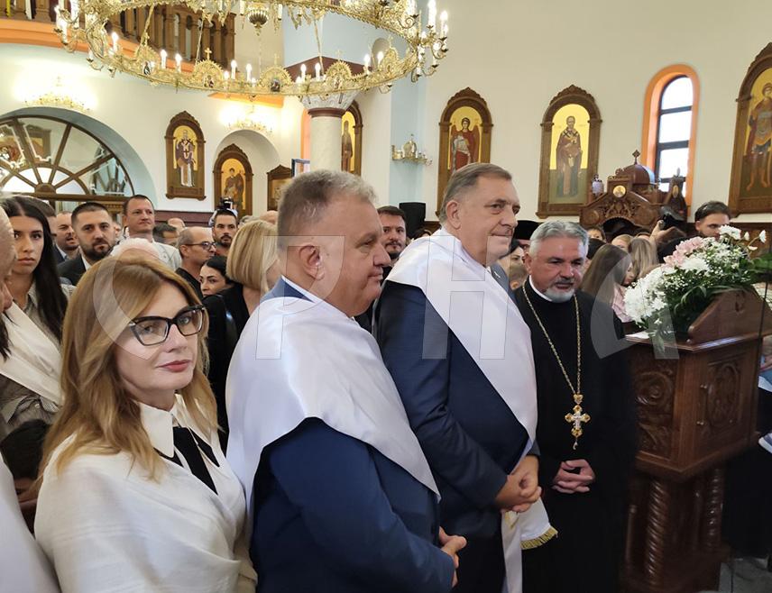 ГРАДИШКА, 20. СЕПТЕМБРА /СРНА/ - Предсједник Милорад Додик изјавио је данас у Градишци да је од изузетног значаја окупљање нашег народа око светиња, те да са задовољством присуствује освештању обновљене задужбине митрополита Георгија Николајевића.
