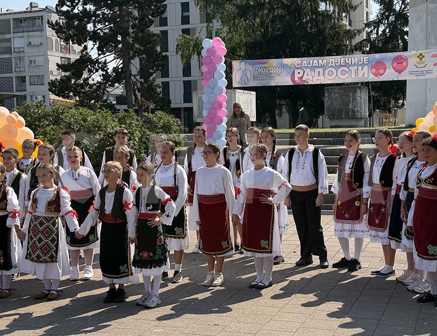 ДОБОЈ, 20. СЕПТЕМБРА /СРНА/ - У Добоју је данас отворен шести "Сајам дјечије радости" у организацији Удружења породица са троје и више дјеце "Понос" из овог града, а предсједник Удружења Марина Протић рекла је да је задовољна што је у овом граду у порасту број вишечланих породица, којих је данас око 840.