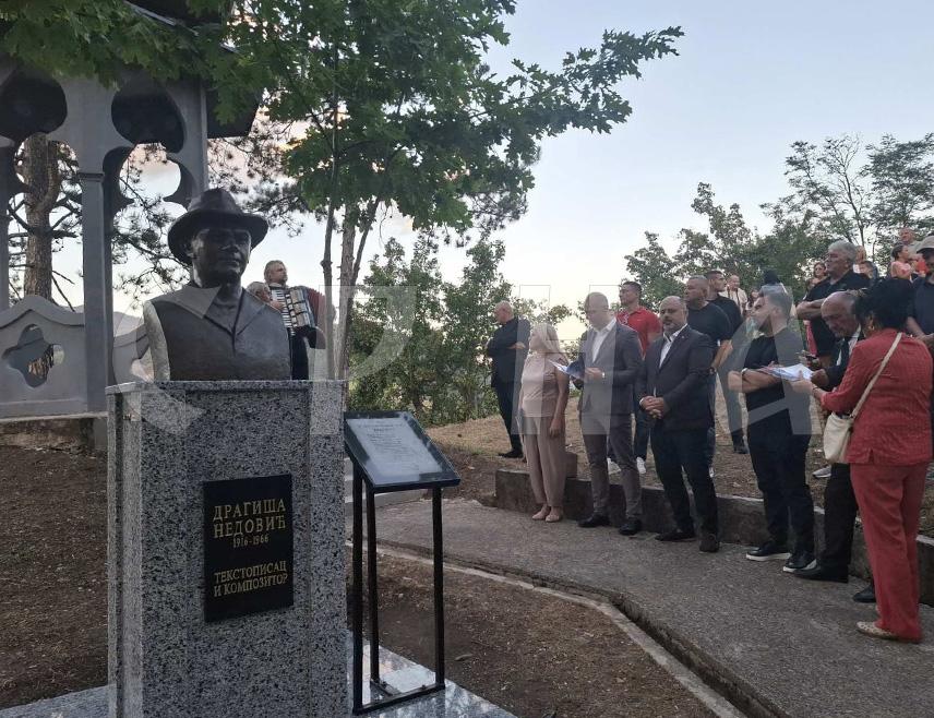 ВИШЕГРАД, 20. СЕПТЕМБРА /СРНА/ - На Бикавцу у Вишеграду вечерас је откривена биста познатом српском текстописцу и композитору Драгиши Недовићу, а звуци његове чувене пјесме "У лијепом старом граду Вишеграду" окупили су бројне Вишеграђане и госте из Крагујевца.