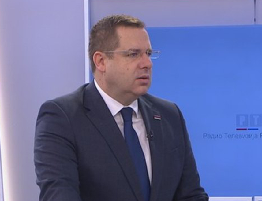БАЊАЛУКА, 21. СЕПТЕМБРА /СРНА/ - Република Српска константно напредује и довољно је снажна да мимо свих редовних давања одвоји још 7,5 милијарди КМ у инвестиције, изјавио је српски делегат у Дому народа Парламентарне скупштине БиХ Радован Ковачевић.