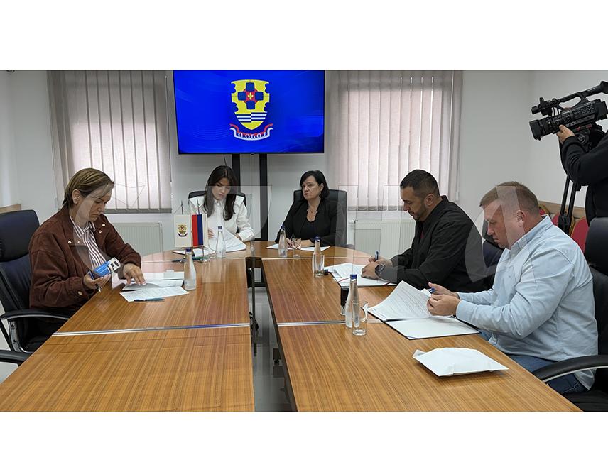 ДОБОЈ , 21. СЕПТЕМБРА /СРНА/ - Филијала Завода за запошљавање Републике Српске у Добоју данас је потписала уговоре о обављању стручне праксе за 29 лица са високом стручном спремом, за шта је обезбијеђено 290.000 КМ.