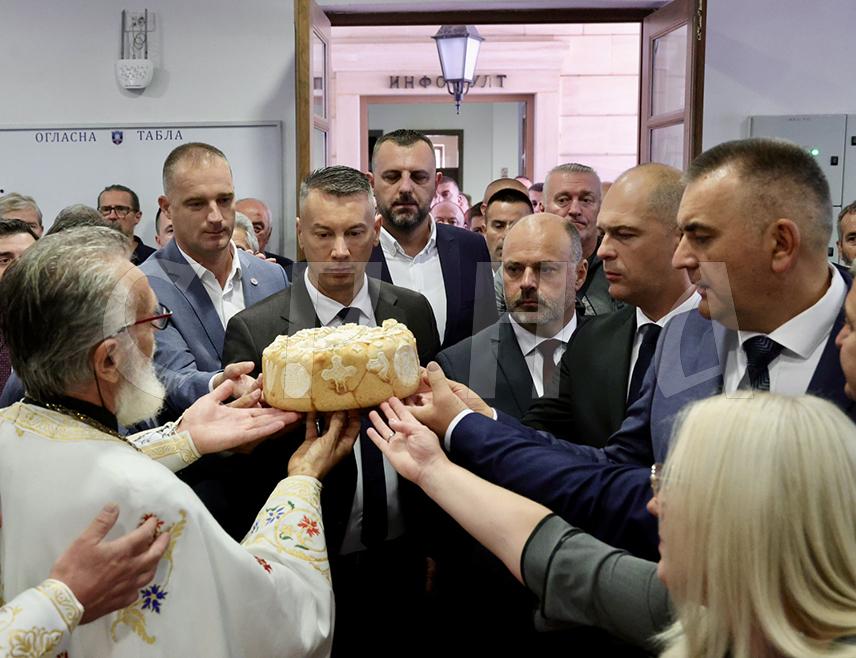 ВИШЕГРАД, 21. СЕПТЕМБРА /СРНА/ - Светом литургијом у Храму Рођења Пресвете Богородице у Вишеграду јутрос је почело обиљежавање крсне славе општине - Мале Госпојине, а прослави присуствује и премијер Српске Саво Минић.