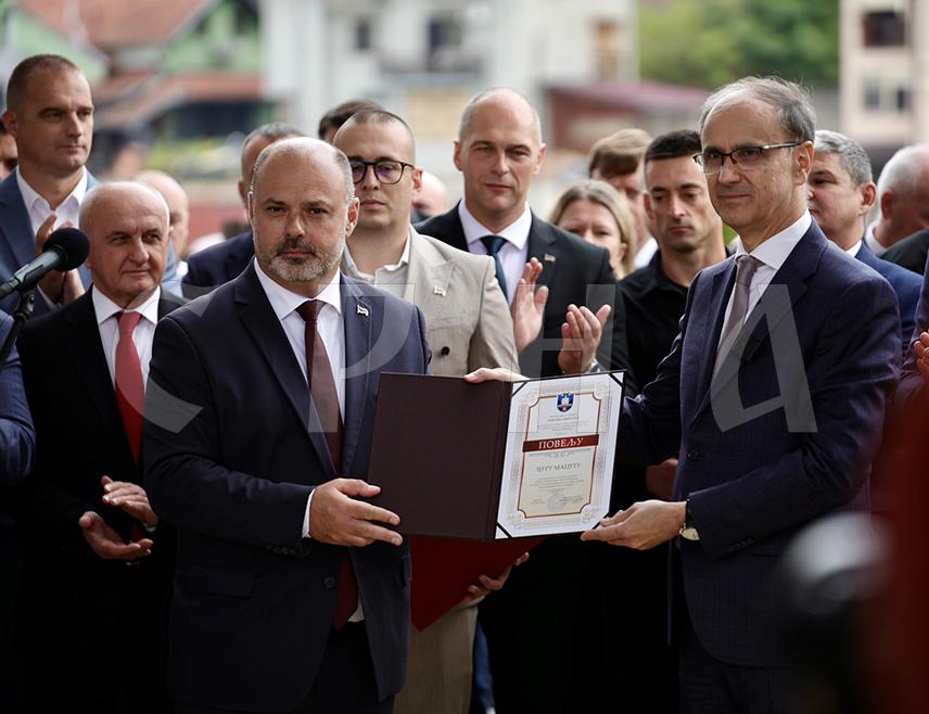ВИШЕГРАД, 21. СЕПТЕМБРА /СРНА/ - Премијеру Србије Ђури Мацуту данас је уручена Повеља општине Вишеград за изузетне заслуге у развоју и промоцији ове локалне заједнице, као и због подршке и сарадње од посебног значаја за Вишеград.