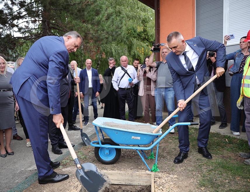 VIŠEGRAD, SEPTEMBER 21 /SRNA/ - The foundation stone was laid today in Višegrad for the reconstruction and extension of the Neven kindergarten, for which the Government of Republika Srpska has provided BAM 1 million.