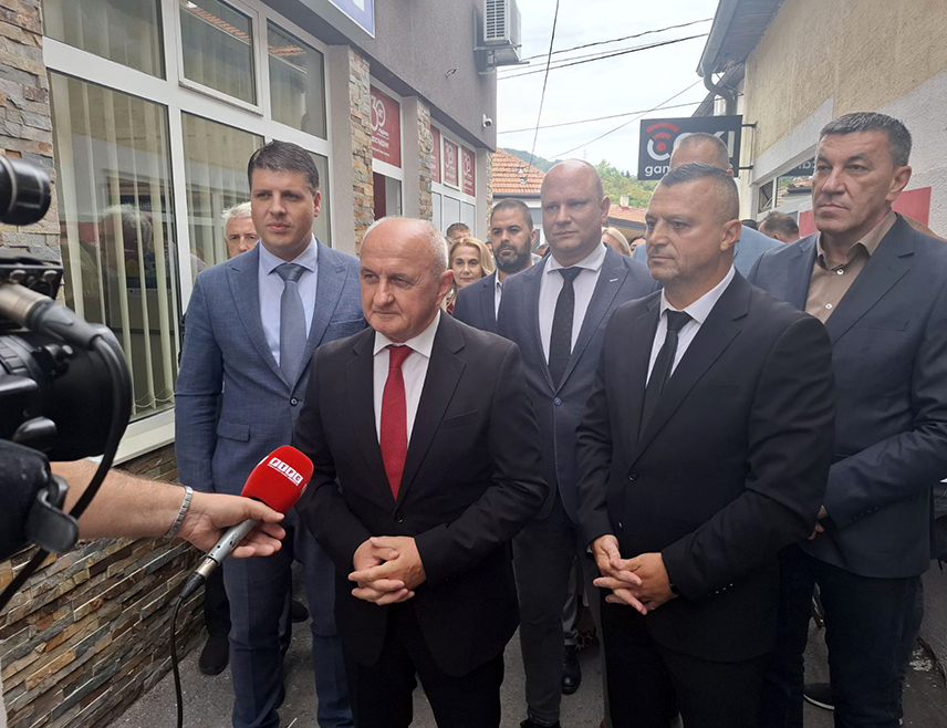 ВИШЕГРАД, 21. СЕПТЕМБРА /СРНА/ - Коалиција Социјалистичке партије /СП/, ДЕМОС-а и НДП-а представила је данас у Вишеграду кандидате за предстојеће опште изборе, а том приликом је истакнуто да је опредијељена за даљи развој Републике Српске.