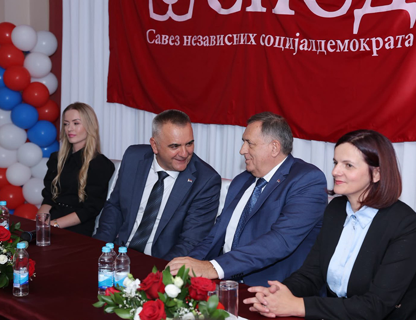НОВО ГОРАЖДЕ, 21. СЕПТЕМБРА /СРНА/ - Предсједник СНСД-а Милорад Додик поручио је данас у разговору са грађанима у Новом Горажду да ће ова странка наставити политику економског развоја Републике Српске.