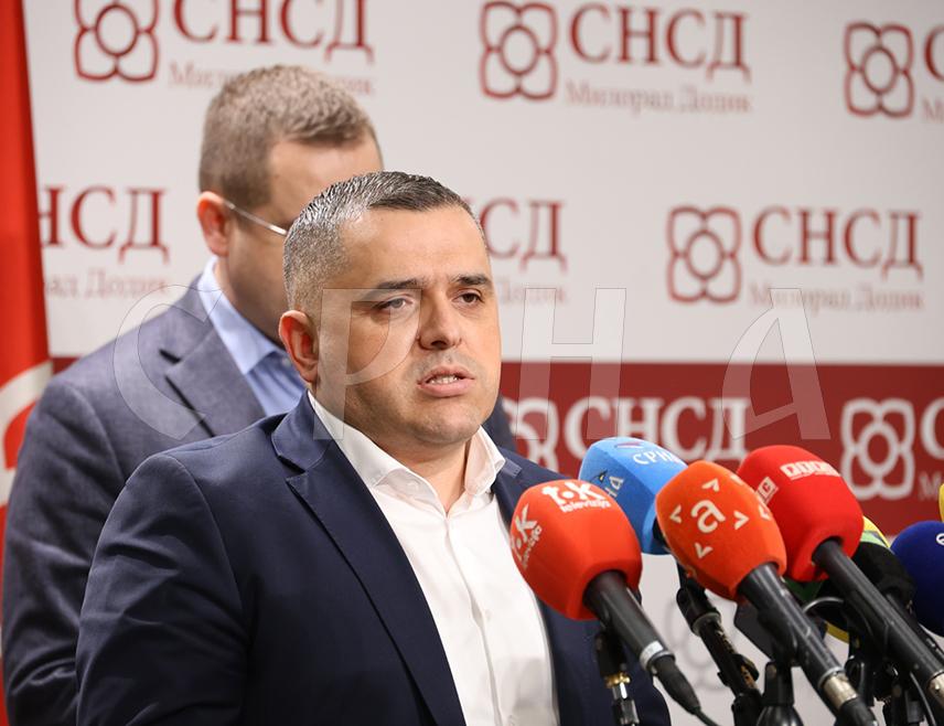 БАЊАЛУКА, 22. СЕПТЕМБРА /СРНА/ - Колико је слаб Бранко Блануша кад заклоњен страначким заставама СДС-а своју политику искључиво заснива на мржњи према Милораду Додику и СНСД-у, да би на крају бјежао од најгледанијег мјеста на телевизији - јавног сервиса РTРС - да о томе разговара са својим противкандидатом за мјесто предсједника Републике Српске, истакао је потпредсједник СНСД-а Мирослав Бојић.