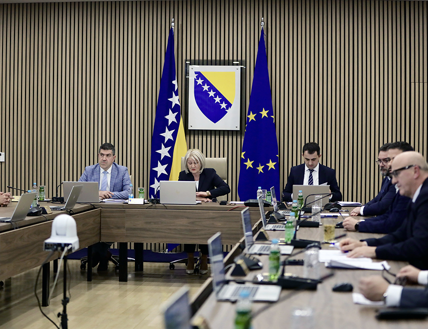 САРАЈЕВО, 22. СЕПТЕМБРА /СРНА/ - Савјет министара данас је, на приједлог Министарства спољне трговине и економских односа, донио одлуку о привременој суспензији и привременом смањењу царинских стопа код увоза одређене робе у наредној години ради подршке домаћој привреди.