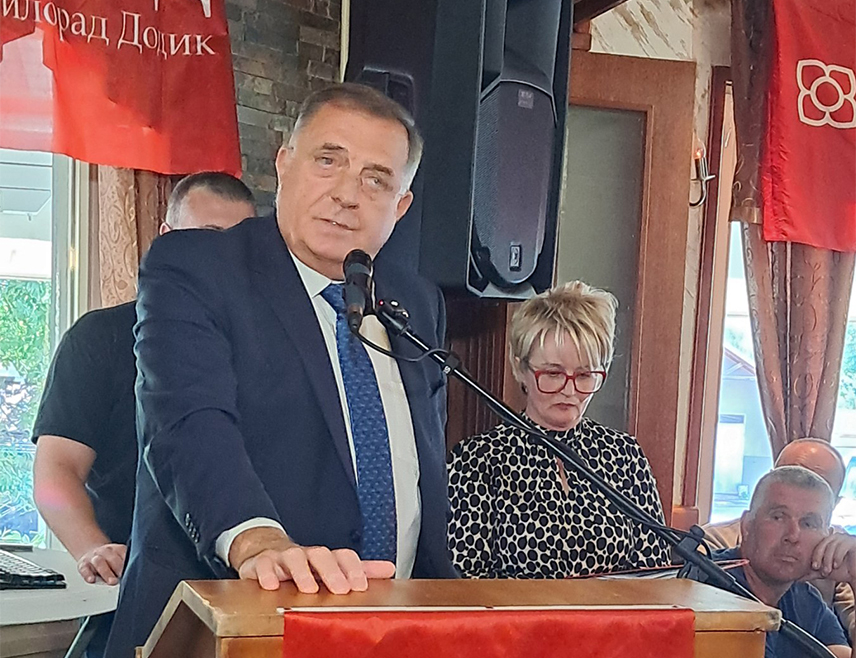 КАЛИНОВИК, 22. СЕПТЕМБРА /СРНА/ - Предсједник СНСД-а Милорад Додик најавио је данас у Калиновику да ће од Зеленгоре бити направљена туристичка атракција каква доликује таквој природној оази.