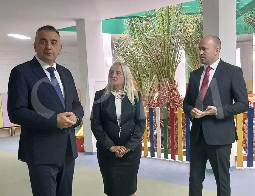 БРОД, 23. СЕПТЕМБРА /СРНА/ - Предсједник Владе Републике Српске Саво Минић рекао је данас у Броду да Српска жели да за најмлађе обезбиједи најбоље услове јер их заслужују и то може да им пружи.