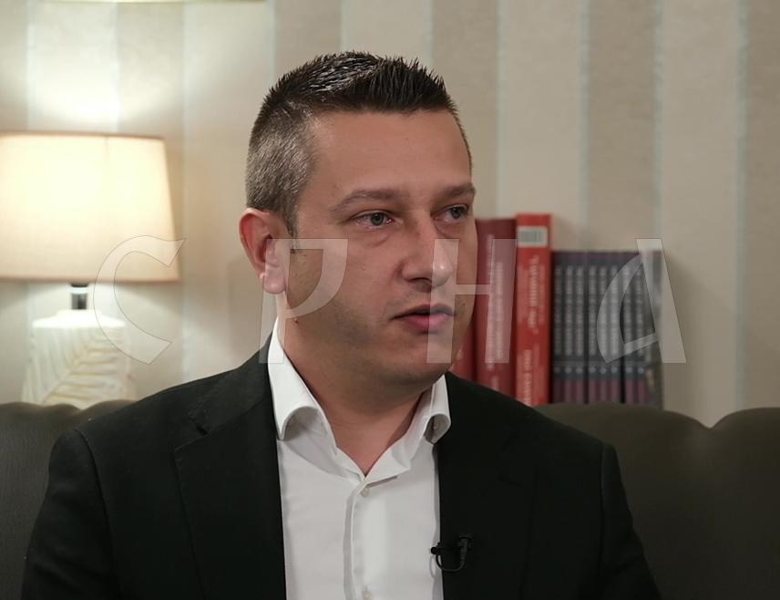 ИСТОЧНО САРАЈЕВО, 24. СЕПТЕМБРА /СРНА/ - Замјеник министра одбране у Савјету министара Александар Гогановић изјавио је Срни да министар одбране Зукан Хелез није отпустио двојицу припадника Оружаних снага БиХ, како се представља у дијелу јавности, већ је донио одлуку о прекиду обуке за двојицу кадета.