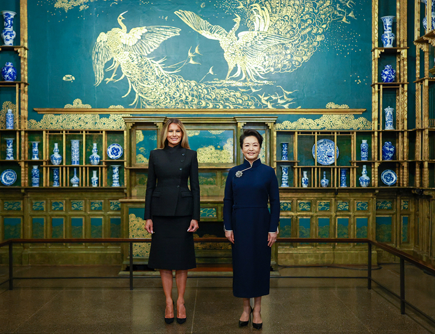 WASHINGTON, September 25 /SRNA/ – Peng Liyuan, wife of Chinese President Xi Jinping, visited the National Museum of Asian Art in Washington together with Melania Trump, wife of U.S. President Donald Trump.