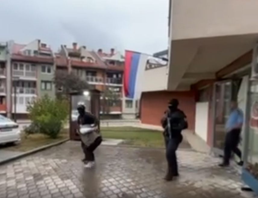 БАЊАЛУКА, 25. СЕПТЕМБРА /СРНА/ - Припадници Министарства унутрашњих послова /МУП/ Републике Српске предали су данас Тужилаштву БиХ Паљанина чији су иницијали М.О. осумњиченог за организовани криминал, прање новца и неовлаштени промет дроге, оружјем и војном опремом.