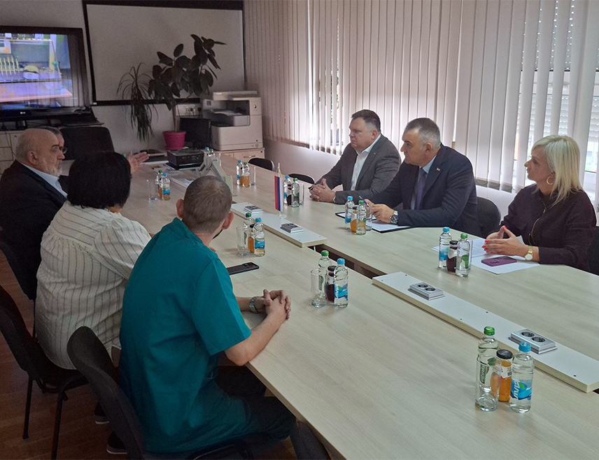 BANJA LUKA, SEPTEMBER 25 /SRNA/ – Republika Srpska Prime Minister Savo Minić has said today during a visit to the Forensic Medicine Institute that it is an important institution for the justice and healthcare systems in Republika Srpska, carrying out more than 3,000 DNA analyses annually.