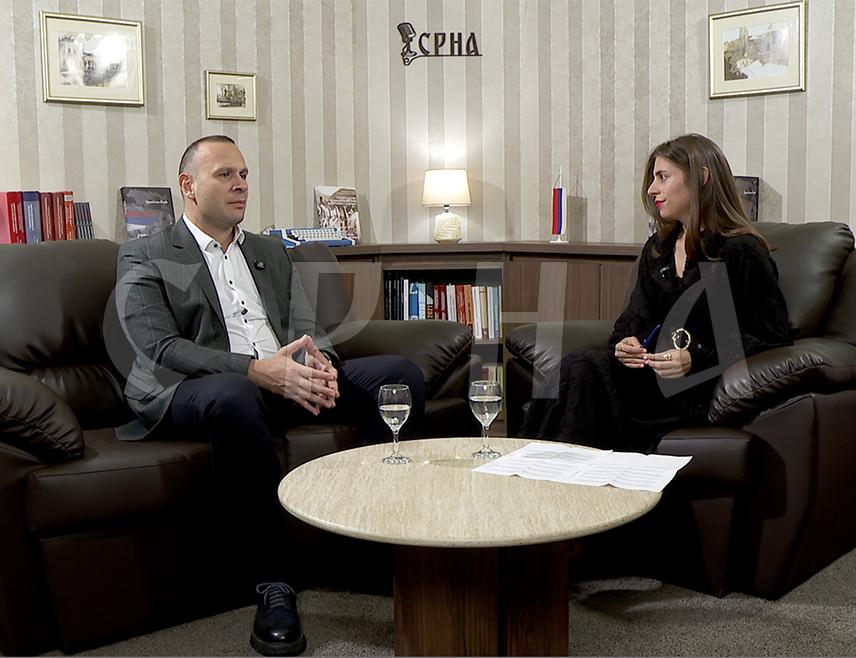 БАЊАЛУКА, 26. СЕПТЕМБРА /СРНА/ - Отварањем 550 нових паркинг мјеста на етажи Универзитетског клиничког центра /УКЦ/ Републике Српске значајно су растерећени саобраћај и паркирање у кругу ове здравствене установе, изјавио је вршилац дужности генералног директора УКЦ-а Републике Српске Никола Шобот.