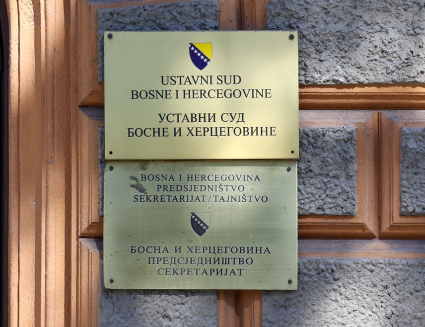 САРАЈЕВО, 25. СЕПТЕМБРА /СРНА/ - Крњи Уставни суд БиХ оцијенио је да "нису у складу са Уставом БиХ" уговор  о консултантским услугама са компанијом "Дикенс енд Медисон Канада", као и буџетско финансирање лобистичких активности у име и за рачун Републике Српске путем лобистичких агенција.