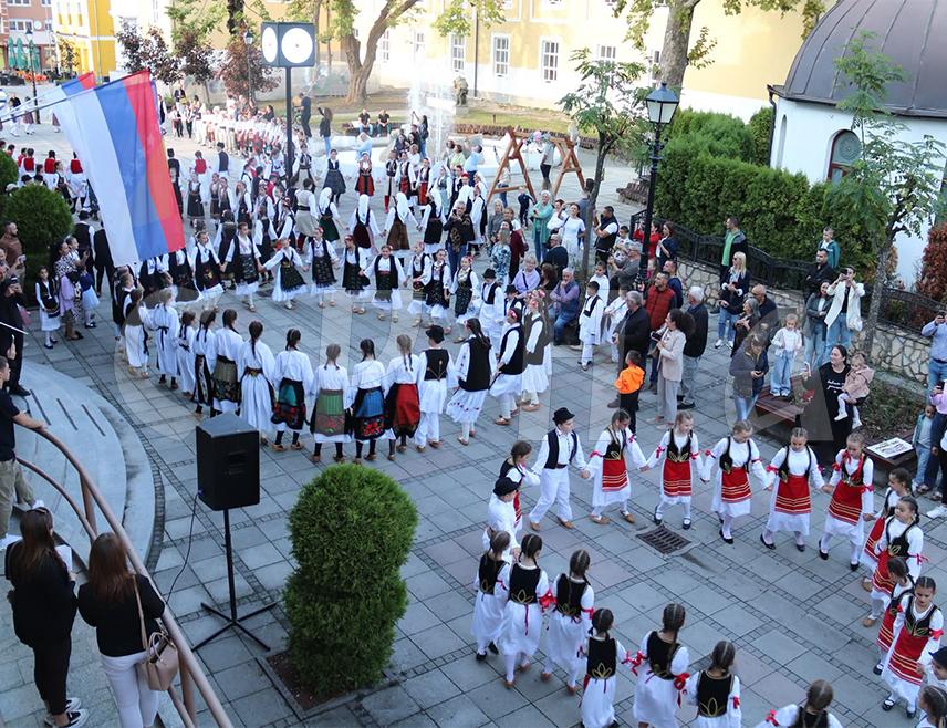 ДЕРВЕНТА, 26. СЕПТЕМБРА /СРНА/ - У Дервенти је данас одржана прва Дјечија смотра фолклорног стваралаштва, у организацији СКУД-а "Дервента", која је окупила више од 300 дјеце из Дервенте, Брчког, Градишке, Прњавора и Трстеника.
