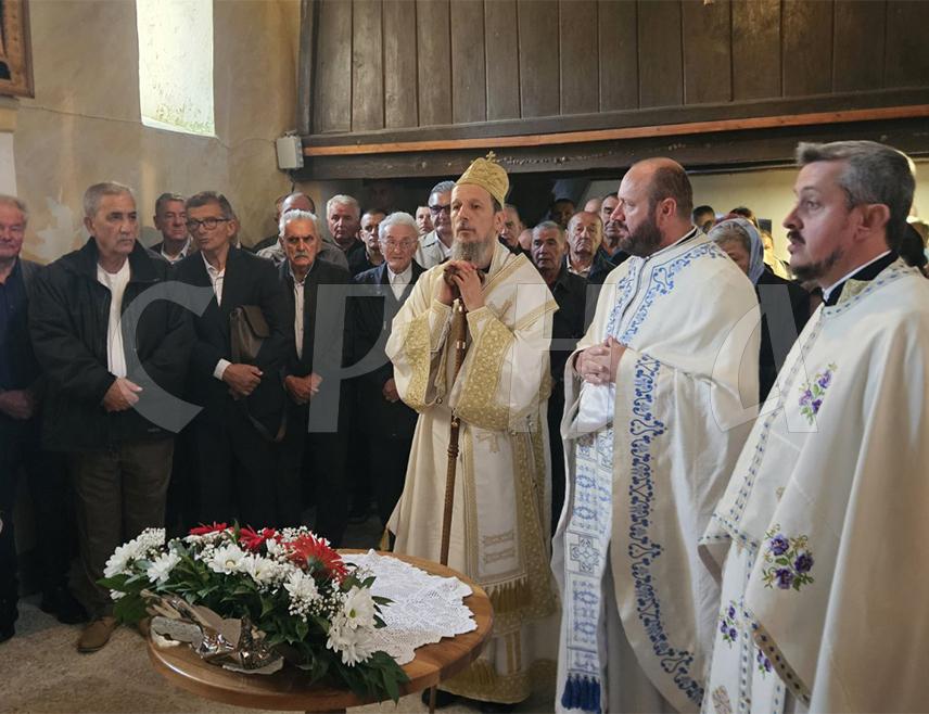 КАЛИНОВИК, 27. СЕПТЕМБРА /СРНА/ - Његово високопреосвештенство митрополит захумско-херцеговачки и стонско-приморски Димитрије служи Свету архијерејску литургију у Цркви Вазнесења Христовог на Обљу код Калиновника, гдје ће данас бити откривен и освештан споменик свим погинулим Србима са простора Црквене општине Улошке у ослободилачким ратовима од 1875. до 1995. године.