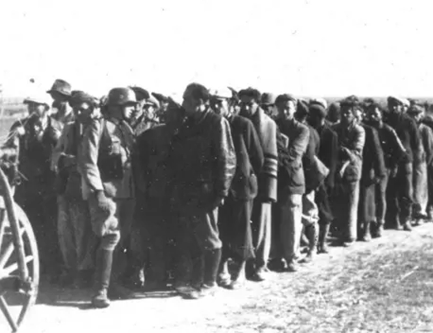 БИЈЕЉИНА, 29. СЕПТЕМБРА /СРНА/ - Дана 30. септембра 1941. године завршен је крвави марш у којем су Нијемци дотјерали више од 5.000 Шапчана на савски мост, гдје су неке убили и бацили у ријеку, а друге тјерали да трче до изнемоглости, да би и неке од њих стријељали.