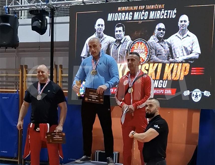 ПАЛЕ, 27. СЕПТЕМБРА /СРНА/ - Члан Спортско-рекреативног удружења "Џим рум" са Пала Горан Круљ завршио је још једну успјешну такмичарску годину освајањем титуле балканског првака у дисциплини стриктни бицепс прегиб на Балканском првенству у Добоју, гдје му је уручена и Златна повеља Града Добоја.