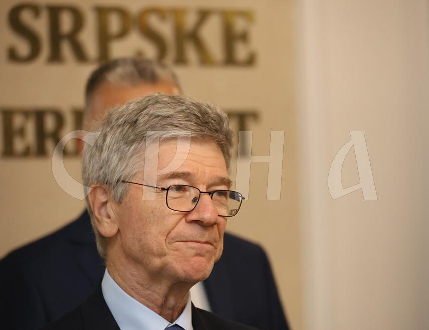 БАЊАЛУКА, 27. СЕПТЕМБРА /СРНА/ - Један од најпознатијих свјетских економиста, професор Универзитета Колумбија Џефри Сакс рекао је данас у Бањалуци да је оптимиста у погледу могућности за побољшање ситуације у свијету, истичући значај дијалога и бољег разумијевања међу свјетским лидерима за смиривање глобалних тензија.