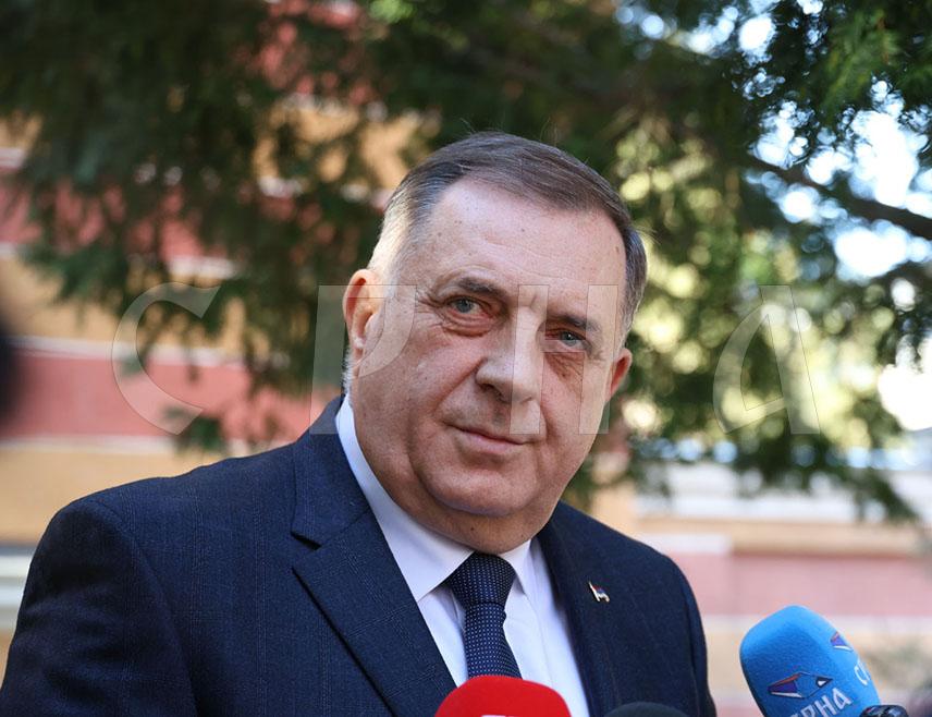 БАЊАЛУКА, 27. СЕПТЕМБРА /СРНА/ - Предсједник Милорад Додик поручио је да Александар Вучић, који је вечерас поднио оставку на мјесто предсједника Србије, има његову пуну подршку, да је оснажио Србију, економски је подигао и с ауторитетом матице ставио национални интерес на прво мјесто.