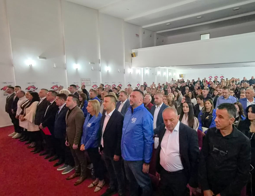 БАЊАЛУКА, 27. СЕПТЕМБРА /СРНА/ - Предсједник Уједињене Српске Ненад Стевандић рекао је вечерас на трибини у Фочи да је ова странка спремна да се одужи Херцеговини за повјерење, те да ће путна комуникација бити приоритет.
