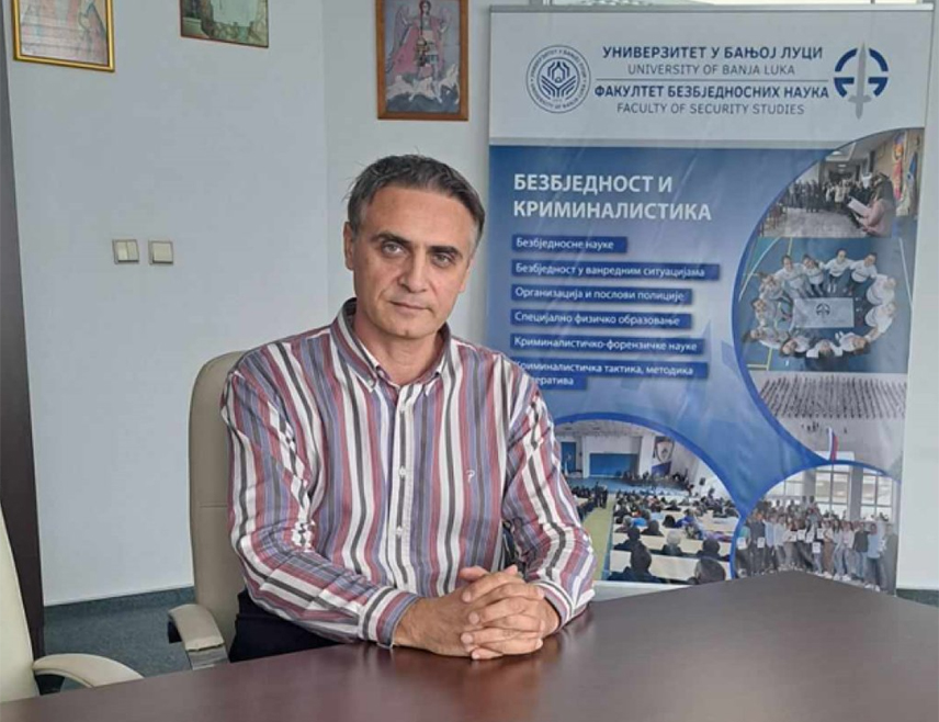 НОВИ ГРАД, 28. СЕПТЕМБРА /СРНА/ - Грађани пограничних општина уз ријеку Уну, њих више од 80 одсто, намјеру Хрватске да у близини складити нуклеарни отпад у великој мјери доживљава као еколошку неправду, изјавио је Срни професор Велибор Лалић, коаутор рада о овој теми.