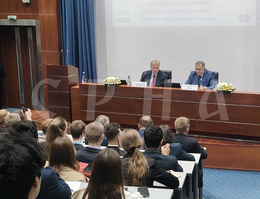 МОСКВА, 28. СЕПТЕМБРА /СРНА/ - Република Српска није подлегла притисцима да Русији уведе санкције, али су их зато увели руководству Српске, рекао је данас предсједник Милорад Додик на предавању студентима Московског државног института за међународне односе.