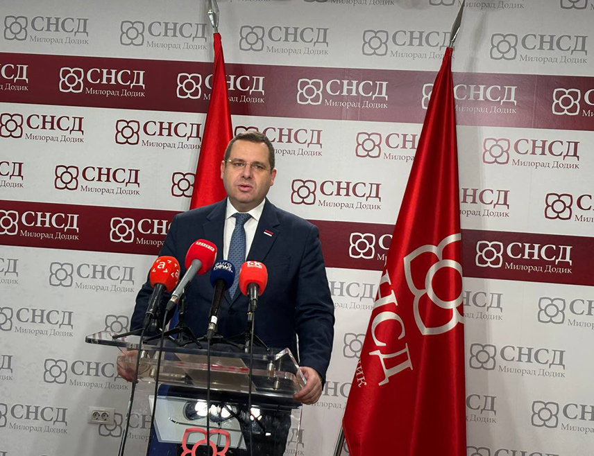 БАЊАЛУКА, 28. СЕПТЕМБРА /СРНА/ - Бранко Блануша је кандидат за предсједника Републике Српске којег су очигледно савјетовали да константно бјежи и да се скрива од јавности, камера и предизборних дуела, да се скрива од сваке ситуације у којој би морао одговорити на било које питање или рећи било шта осим унапријед написаних говора и испразних порука, истакао је портпарол СНСД-а Радован Ковачевић.