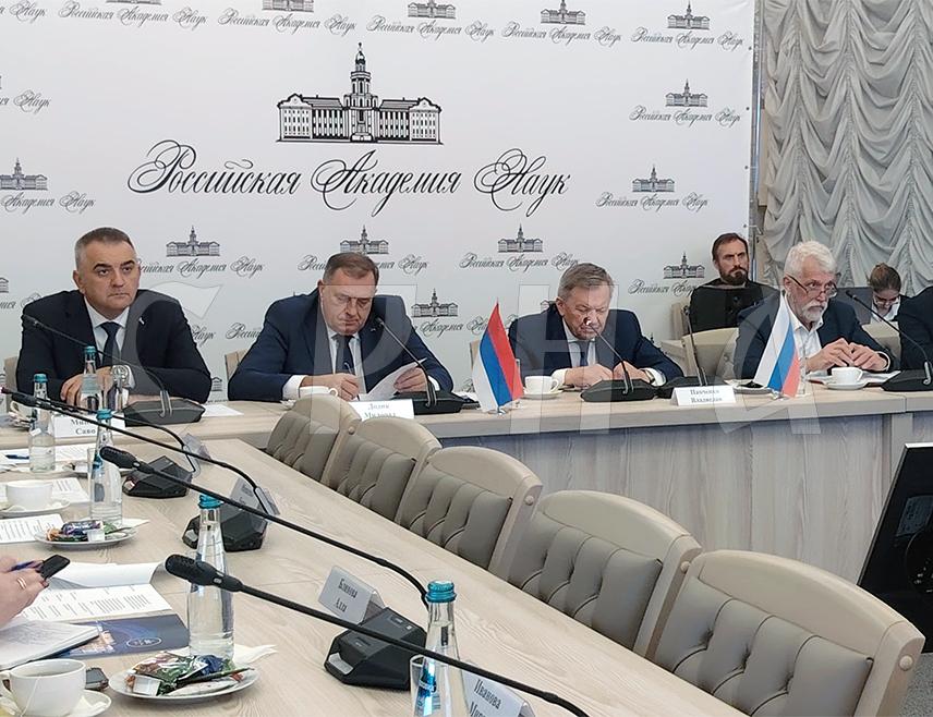 МОСКВА, 28. СЕПТЕМБРА /СРНА/ - Делегација Републике Српске, коју предводе премијер Републике Српске Саво Минић и предсједник Милорад Додик, састала се данас у Москви са представницима Руске академије наука са којима је, између осталог, разговарано о  научној сарадњи.