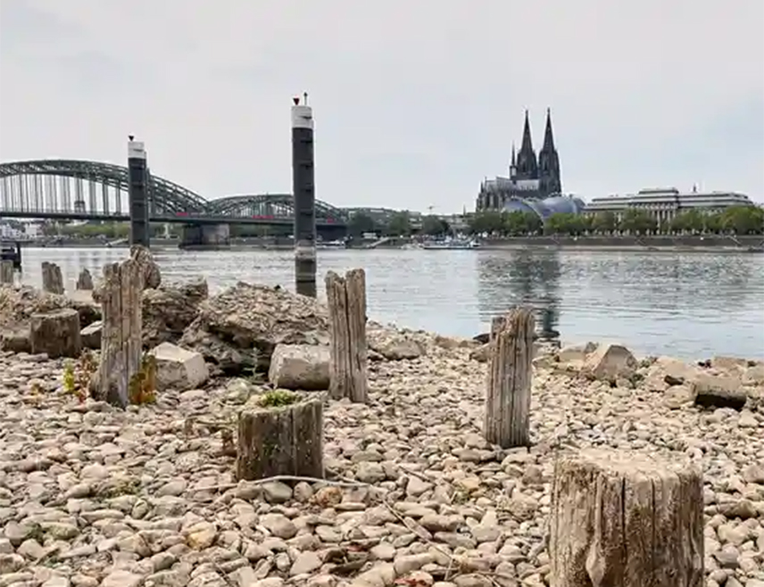 БЕРЛИН, 29. СЕПТЕМБРА /СРНА/ - Водостај Рајне, једне од најпрометнијих европских ријека, пао је на нови минимум, што омета транспорт и производњу, показали су званични подаци агенције за унутрашњу пловидбу.