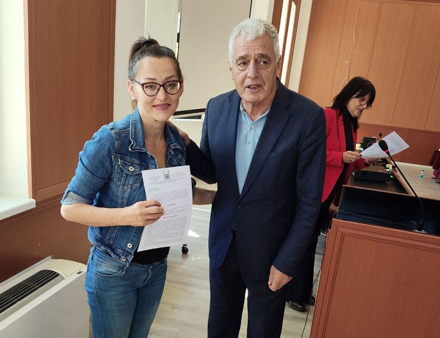 БРАТУНАЦ, 29. СЕПТЕМБРА /СРНА/ - Начелник општине Братунац Лазар Продановић уручио је данас рјешења о новчаним подстицајима родитељима 20 новорођене дјеце у трећем кварталу ове године, за шта је из буџета издвојено 29.000 КМ.