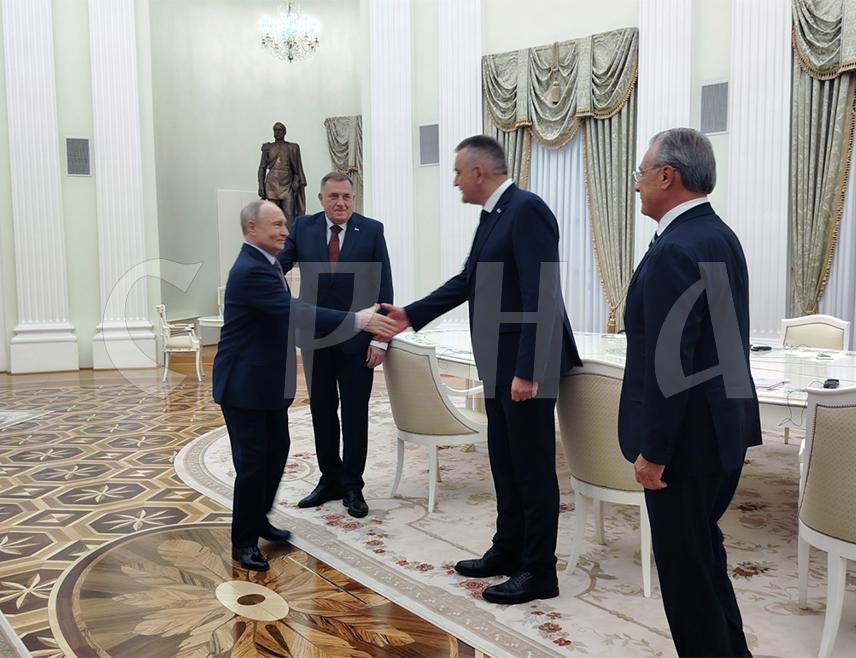 МОСКВА, 29. СЕПТЕМБРА /СРНА/ - Предсједник Владе Републике Српске Саво Минић изјавио је да сусрет са руским предсједником Владимиром Путином за њега представља велику част и одговорност да истраје у заштити интереса Српске.