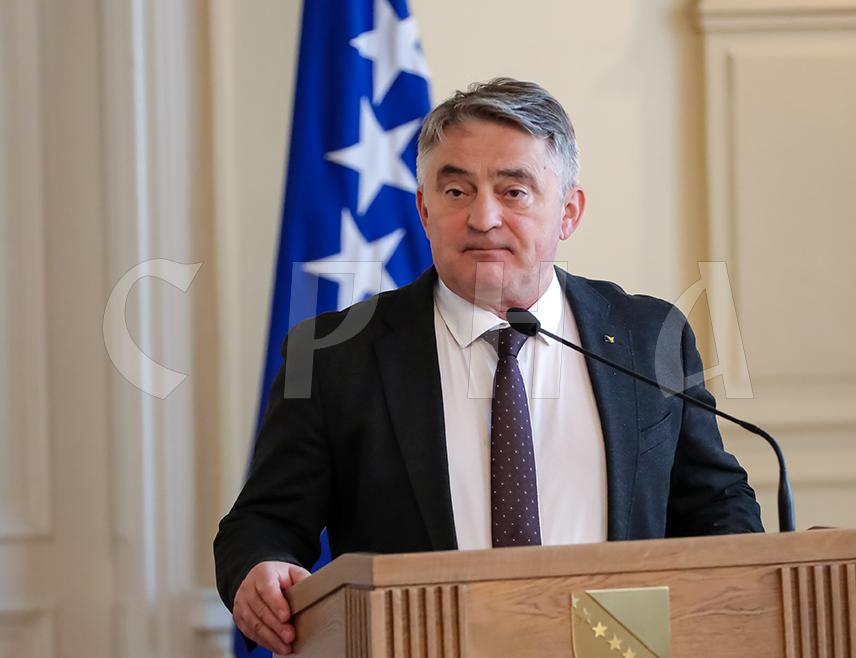 САРАЈЕВО, 30. СЕПТЕМБРА /СРНА/ - Бошњачки члан Предсједништва БиХ Денис Бећировић својим незаконским потезима довео је до тога да више нема Комисије за националне споменике и ту причу треба разобличити, изјавио је члан Предсједништва БиХ Жељко Комшић.