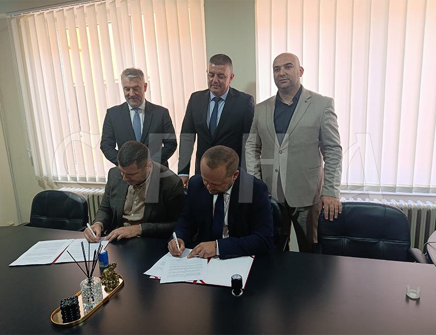 МРКОЊИЋ ГРАД, 30. СЕПТЕМБРА /СРНА/ - У Мркоњић Граду данас је потписан споразум о санацији и опремању дијела спрата Дома здравља "Др Јован Рашковић" за потребе отварања дома за здравствену његу, капацитета 38 кревета, чију изградњу са 1,5 милиона КМ финансира Влада Републике Српске.