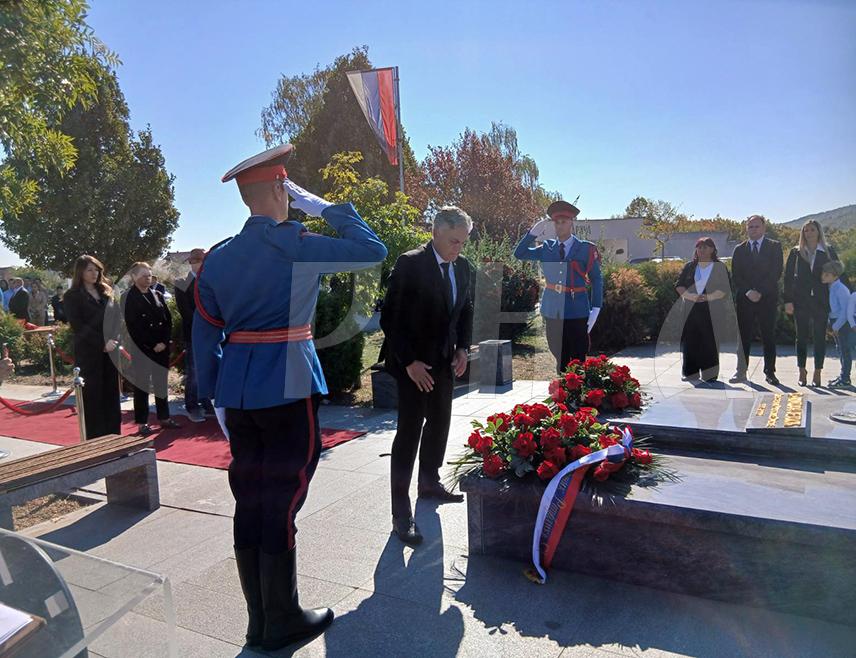 МОДРИЧА, 30. СЕПТЕМБРА /СРНА/ - Предсједник Републике Српске Синиша Каран изјавио је данас у Модричи да је Милан Јелић у предсједничку функцију унио лични интегритет, ауторитет, људскост и човјечност, чиме ју је додатно употпунио.