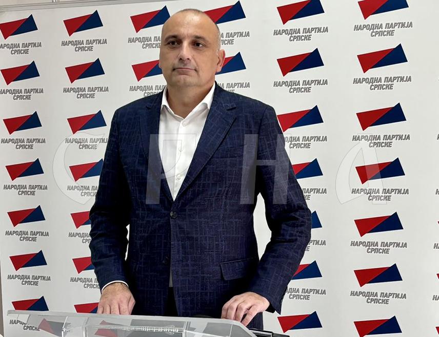 КОЗАРСКА ДУБИЦА, 30. СЕПTЕМБРА /СРНА/ - Предсједник Народне партије Српске /НПС/ Дарко Бањац позвао је суграђане у Козарској Дубици да у недјељу, 4. октобра, изађу на изборе и подрже кандидате те странке, а за предсједника Републике Српске Саву Минића и за српског члана Предсједништва БиХ Жељку Цвијановић.