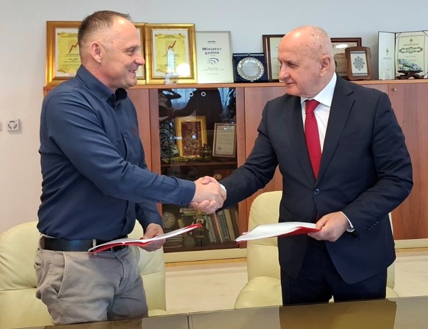 BANJA LUKA, SEPTEMBER 30 /SRNA/ - Republika Srpska Minister of Energy and Mining Petar Đokić and Zoran Pejić, director of Banja Luka-based company Solar Agroland, today signed a concession agreement for the construction and use of the "Bileća One" solar power plant with a battery energy storage system in the area of the Herzegovina municipality, with the investment valued at more than BAM 277 million.
