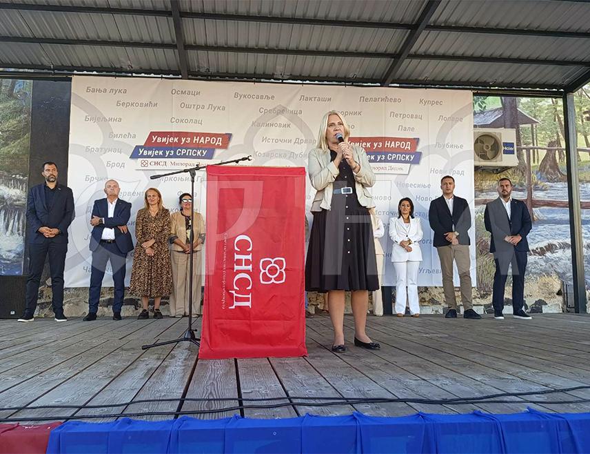 ШИПОВО, 30. СЕПТЕМБРА /СРНА/ - Кандидат СНСД-а за српског члана Предсједништва БиХ Жељка Цвијановић данас је у Шипову захвалила становницима за дугогодишњу подршку и повјерење, те поручила да ће и убудуће СНСД дати све од себе да га то оправда.