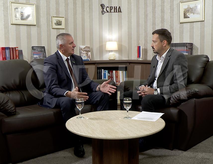 БАЊАЛУКА, 3. ОКТОБРА /СРНА/ - Вршилац дужности директора Јавног предузећа "Аутопутеви Републике Српске" Радован Вишковић изјавио је да је уговорена изградња 114,5 километара нових ауто-путева, уз обезбијеђено финансирање и извођаче, што представља инвестициони циклус вриједан више од 2,5 милијарди КМ без ПДВ-а.