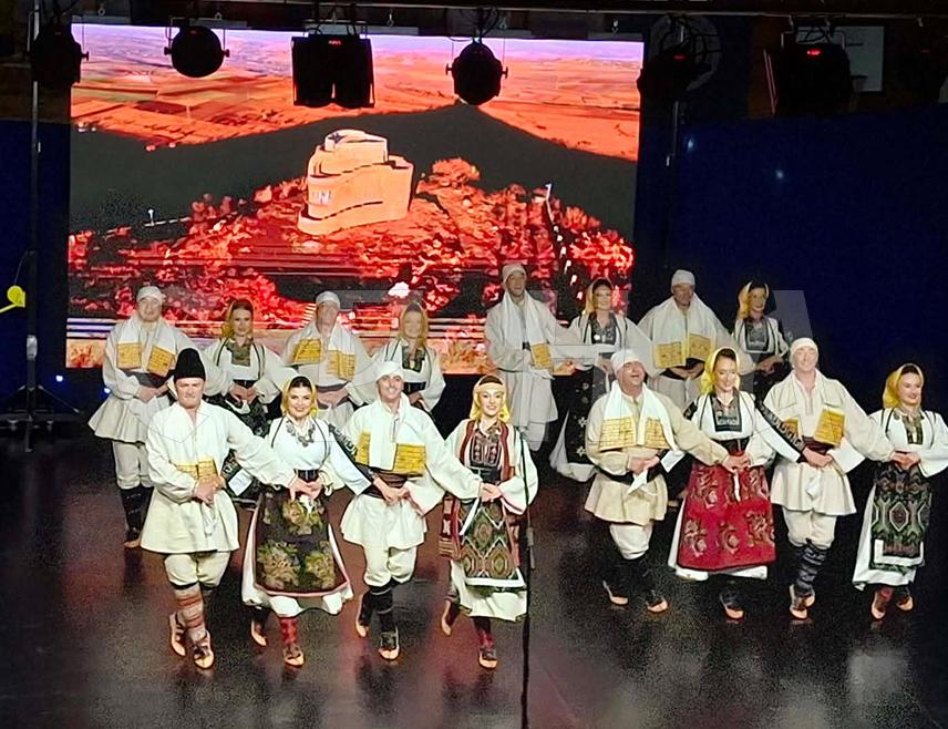 НОВИ ГРАД, 1. ОКТОБРА /СРНА/ - Ансамбл народних игара и пјесама Косова и Метохије "Венац" са сједиштем у Грачаници представио је публици у Новом Граду богато културно српско насљеђе кроз пјесму и игру.