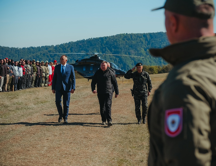ПРИЈЕДОР, 1. ОКТОБРА /СРНА/ - Министар унутрашњих послова Републике Српске Жељко Будимир изјавио је данас да је БиХ врло трусно подручје, које се врло често сусреће са терористичким пријетњама и да је данас на Козари показано са чиме би се суочио свако ко покуша да угрози безбједност Републике Српске.