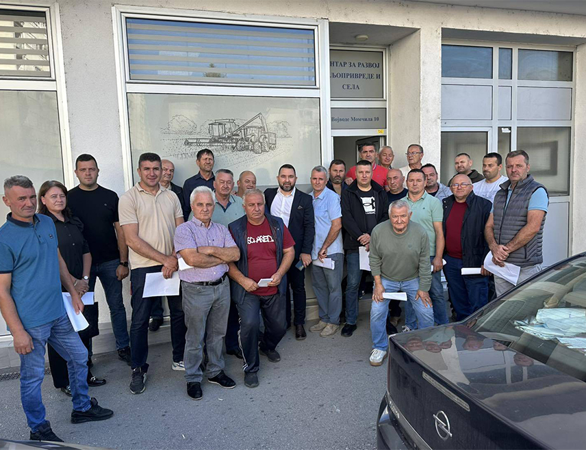 BANJA LUKA, OCTOBER 1 /SRNA/ - Parts of the contracts for co-financing the purchase of small-scale agricultural machinery were handed over today at the premises of the Banja Luka Centre for Agricultural and Rural Development.