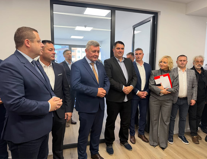 ПАЛЕ, 1. ОКТОБРА /СРНА/ - Министар за научнотехнолошки развој и високо образовање Републике Српске Драга Мастиловић рекао је да је отварање нових репрезентативних просторија Срне у Палама величанствен дан када се Срна враћа кући, захваљујући неизмјерној подршци руководства Републике Српске.