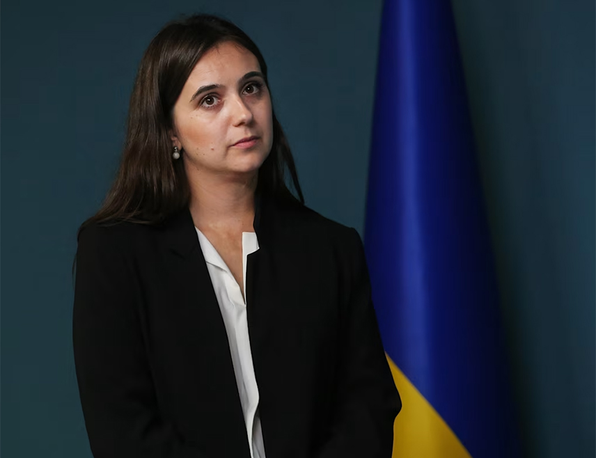 КИЈЕВ, 2. ОКТОБРА /СРНА/ - Влада Украјине жртвује читаве генерације због нереалне побједе над Русијом, изјавила је Јулија Мендел, бивши портпарол украјинског предсједника Владимира Зеленског.