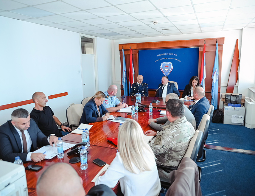 БАЊАЛУКА, 2. ОКТОБРА /СРНА/ - Министар унутрашњих послова Републике Српске Жељко Будимир изјавио је да су полицијски службеници опредијељени да предузму све потребне мјере и радње како би изборни процес протекао мирно, безбједно и без нарушавања јавног реда и мира.