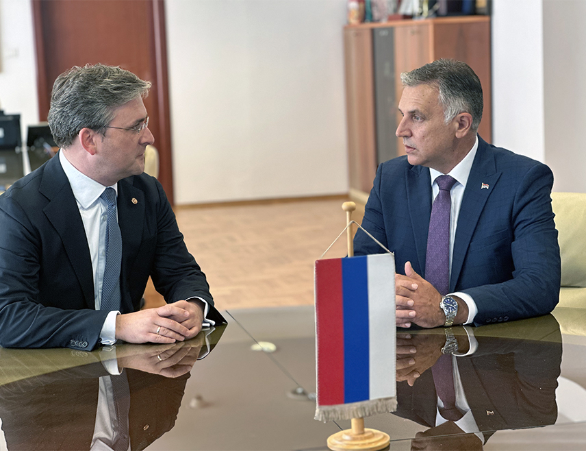 БАЊАЛУКА, 2. ОКТОБРА /СРНА/ - Министар просвјете и културе Републике Српске Боривоје Голубовић разговарао је данас са колегом из Србије Николом Селаковићем о новој конкурсној линији Министарства културе Србије "Српска у фокусу", намијењеној подршци пројектима и програмима у области културе у Републици Српској у износу од више од 1,1 милион КМ.